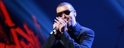 LIVE: George Michael zazpíval Amy Winehouse, ale ignoroval hity